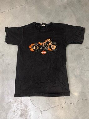Vintage Black Harley-Davidson Kuwait Motorcycle Graphic Tee with Orange Accents